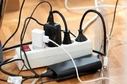 ۷ وسیله برقی که نباید هرگز به چند راهی برق وصل کنید!