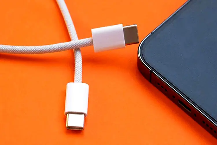 ۵ چیزی که هرگز نباید به درگاه USB گوشی خود وصل کنید