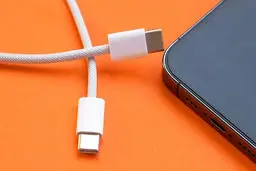 ۵ چیزی که هرگز نباید به درگاه USB گوشی خود وصل کنید