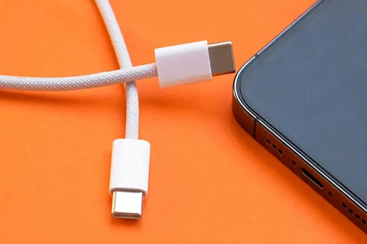 ۵ چیزی که هرگز نباید به درگاه USB گوشی خود وصل کنید