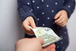  ۳ درس پولی که والدین باید به کودکان یاد بدهند
