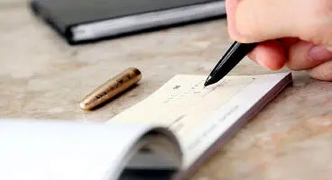رئیس کل بانک مرکزی: چک‌های در اختیار مردم همچنان دارای اعتبار هستند