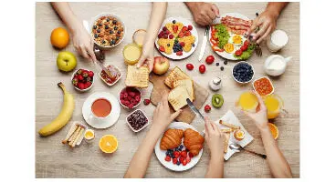 نشستن مگس روی غذا و خطر آن برای سلامتی