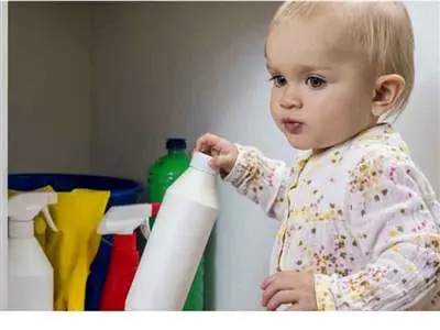 اگر کودک مواد شوینده خورد چه کنیم؟