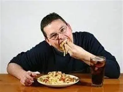 ۷ خطر سریع غذا خوردن برای سلامتی