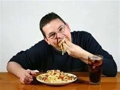 ۷ خطر سریع غذا خوردن برای سلامتی