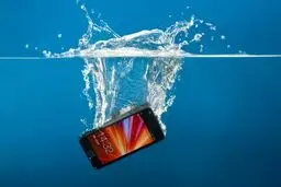 اگر گوشی در آب افتاد چه کنیم؟/ کدام گوشی‌ها در برابر آب مقاوم‌تر هستند؟
