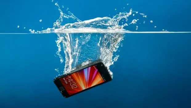 اگر گوشی در آب افتاد چه کنیم؟/ کدام گوشی‌ها در برابر آب مقاوم‌تر هستند؟