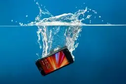 اگر گوشی در آب افتاد چه کنیم؟/ کدام گوشی‌ها در برابر آب مقاوم‌تر هستند؟