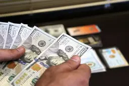 آغاز فروش ارز اربعین/ مشتریان ۳ بانک نمی‌توانند اینترنتی خرید کنند/اسامی
