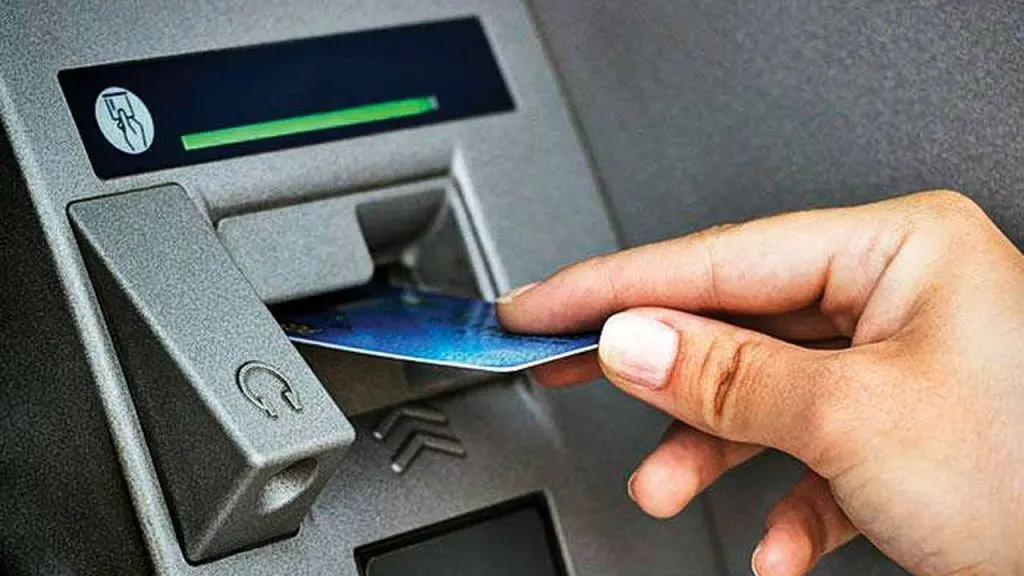 چرا کارت بانکی خورده میشود؟ دلایل و نکات پیشگیری