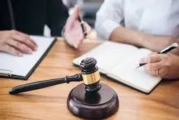 تکلیف دادگاه در قبال سند جعلی: معدوم سازی یا اعلام بی اعتباری؟