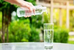 وقتی آب زیاد می‌نوشید چه اتفاقی در بدن می‌افتد؟