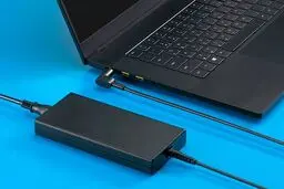 آیا اتصال دائمی لپ‌تاپ به شارژر به باتری آن آسیب می‌زند؟