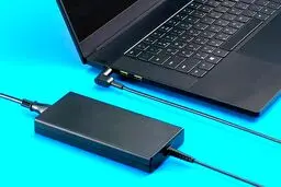 آیا اتصال دائمی لپ‌تاپ به شارژر به باتری آن آسیب می‌زند؟
