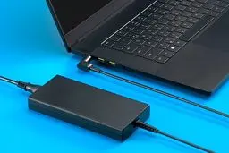 آیا اتصال دائمی لپ‌تاپ به شارژر به باتری آن آسیب می‌زند؟