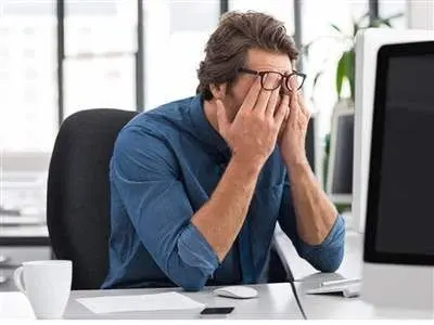 ۷ نشانه که نشان می دهد درگیر استرس مزمن هستید