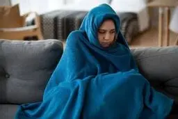 چرا این افراد همیشه سردشان است؟ ۵ علت مهم که باید جدی بگیرید