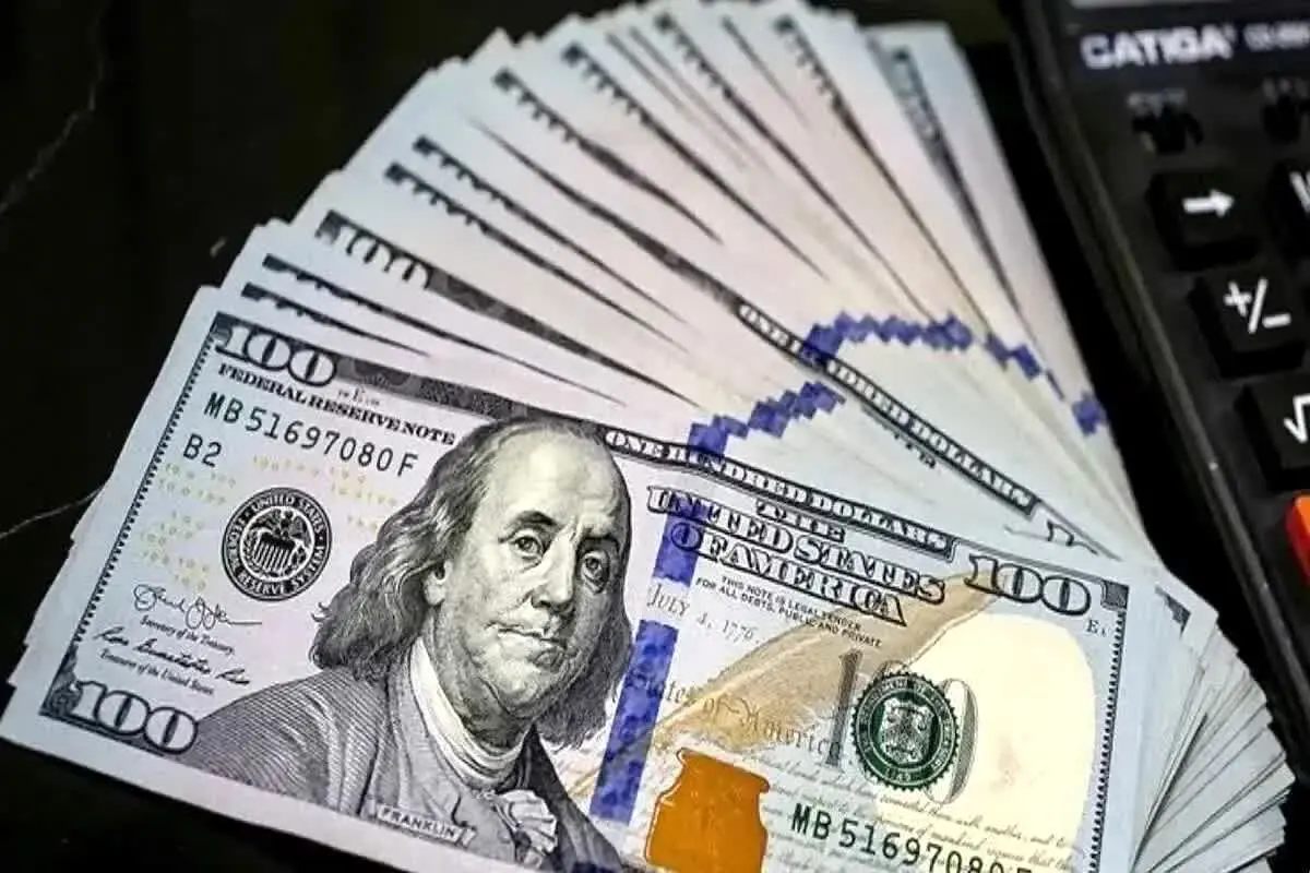 دلار تراولی چیست و چرا قیمت دلار با چک‌پول ارزان‌تر می‌شود؟