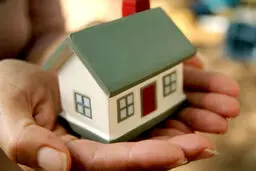 اگر سال ۱۳۹۴ یک واحد ۵۰ متری می‌خریدیم، امروز چقدر پول داشتیم؟
