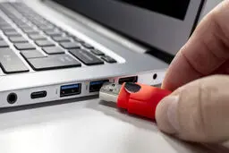 ۵ چیزی که هرگز نباید به پورت USB لپ‌تاپ خود وصل کنید