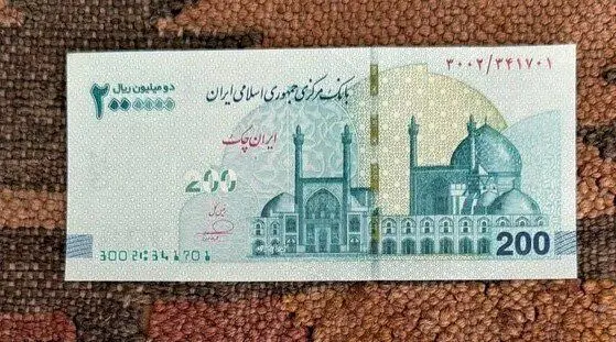 اسکناس جدید ۲۰۰ هزار تومانی در بانک‌ ها موجود شد