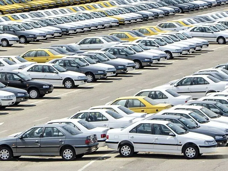 سردرگمی در بازار خودرو /  دلار عقب نشسته اما خودرو نه!