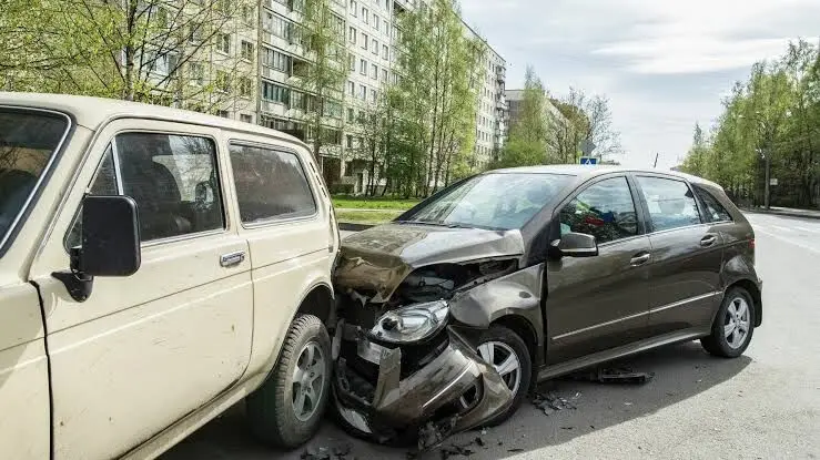 نحوه دریافت خسارت تصادف با خودروهای پارک‌شده چگونه است؟
