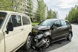 نحوه دریافت خسارت تصادف با خودروهای پارک‌شده چگونه است؟