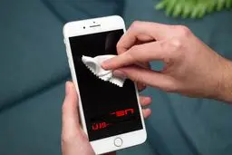 چگونه گوشی خود را بدون آسیب رساندن به آن تمیز کنم؟ 