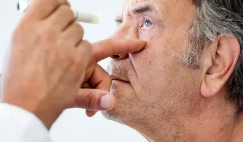 چه عواملی باعث آب مروارید می‌شود؟ 